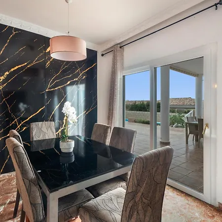 Luxury Vistas Al Mar فيلة *